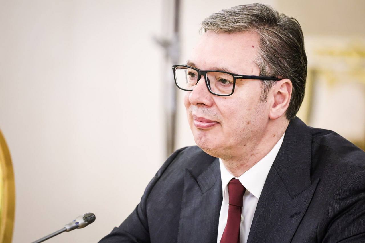 В Сербии объявлены досрочные парламентские выборы Президент Александр Вучич объявил о проведении досрочных выборов Уважая требования блокирующих представляющих собой значительное меньшинство мы пойдем им навстречу пояснил он Решение принято на фоне непрекращающихся массовых протестов которые продолжаются с мая 2025 года Одним из главных требований демонстрантов был роспуск парламента и проведение досрочного голосования vesti az