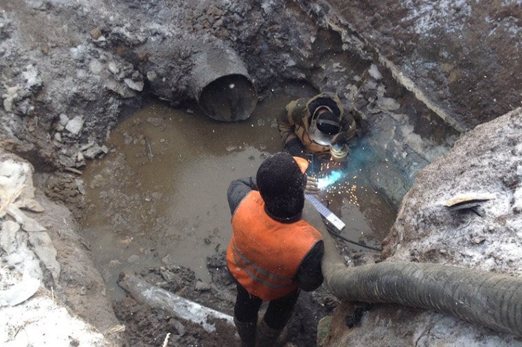 В Засвияжье в районе дома 12/3 по улице Кузоватовской - порыв водопровода  Специалисты "Водоканала" уже на месте, сообщают в горадминистрации. Решается вопрос перекрытия повреждённого участка и возможной приостановки водоснабжения ряда домов.   Начата откачка воды, которая подтопила проезжую часть на кольце вокруг площади Гейдара Алиева и прилегающие улицы. Для предотвращения образования гололёда участки дорог будут усиленно обработаны пескосоляной смесью.   Прислать новость