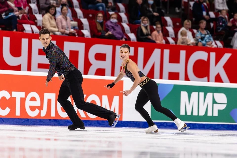 Есть болельщики которые специально приехали из России мама фигуриста Никиты Рахманина рассказала об атмосфере на Олимпиаде в Италии Никита Рахманин который начал заниматься фигурным катанием в Челябинске в паре с Кариной Акоповой выступил на Олимпиаде в Италии Уроженец Челябинска на зимних Олимпийских играх в Италии в фигурном парном катании 26 летний Никита Рахманин в паре с Кариной Акоповой вышел в финал турнира После короткой программы Никита и Карина занимали 12 е место но в произвольной две ошибки не позволили претендовать на более высокую позицию В финале Рахманин и Акопова завершили выступление на 16 й позиции Золотые же награды завоевал японский дуэт Рику Миура и Рюити Кихара установив новый мировой рекорд Но здесь интересна как раз история Никиты Рахманина который делал первые шаги в фигурном катании в Челябинске после тренировался в Москве и Сочи а сейчас получив второе гражданство выступает в паре с Кариной Акоповой за Армению Подписаться на chelkp Мы в MAX