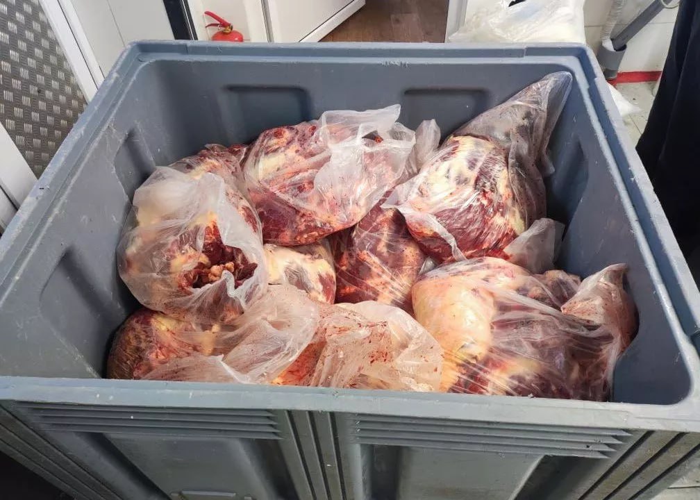 КГК в Минском районе приостановлена работа мясоперерабатывающего предприятия Там выявлены нарушения санитарных правил несоблюдение чистоты необработанное оборудование сотрудники без документов о гигиеническом обучении В холодильных и производственных зонах обнаружено около тонны мяса и готовой продукции без маркировки Предприятие исключено из реестра материалы переданы в Департамент ветеринарного и продовольственного надзора Минсельхозпрода инициировано привлечение к административной ответственности Фото Комитет государственного контроля Минск Новости MINSKNEWS BY Telegram Viber FB VK Inst TikTok YouTube