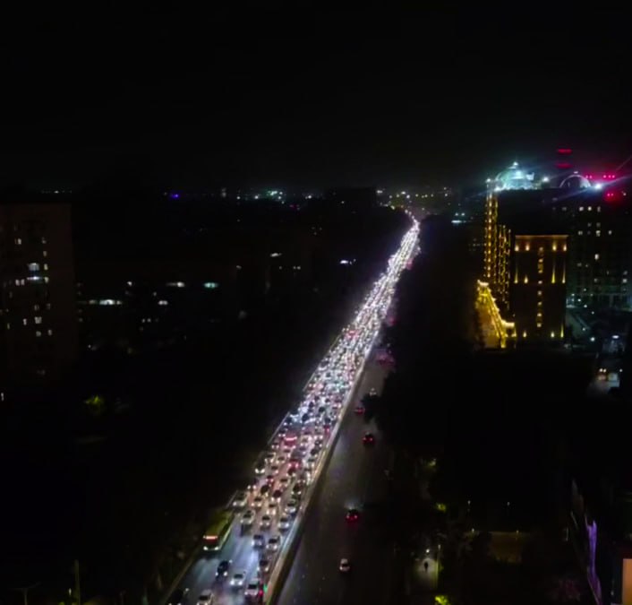 В Сенате подняли вопрос о пробках в Ташкенте Председатель Комитета Сената Олий Мажлиса по бюджету и экономическим вопросам Эркин Гадоев направил сенаторский запрос в Министерство транспорта в котором выразил обеспокоенность серьёзным влиянием транспортных заторов на жизнь жителей и гостей столицы Отмечается что с началом нового учебного года загруженность дорог в Ташкенте заметно возросла В отдельные дни уровень пробок достигает максимальной отметки 10 баллов что приводит к потерям времени для тысяч граждан ежедневно приезжающих в столицу на работу учёбу или по личным делам Согласно статистике ежедневно Ташкент посещают около 1 млн человек из них 275 тысяч жители Ташкентской области Тысячи автомобилей из пригородов въезжают в город утром и возвращаются вечером усиливая транспортные заторы В запросе сенатора в Минтранс содержится просьба предоставить разъяснения о предпринимаемых мерах по разгрузке дорог текущем состоянии системы Интеллектуальный транспорт интеграции общественного транспорта в единую агломерационную сеть а также об исполнении поручений Президента и причинах их возможного несвоевременного выполнения Tashkent Land