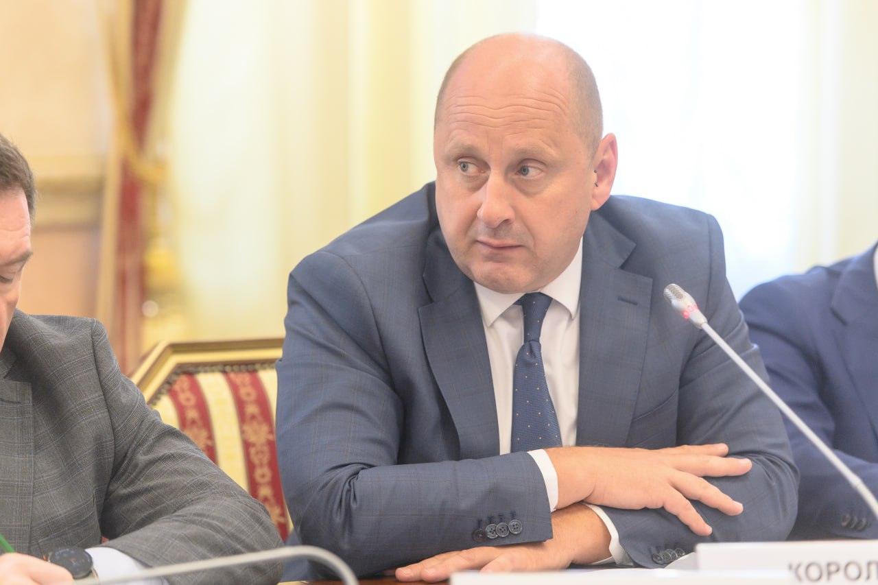В Воронеже стартовал проект «Будем жить» для психологической помощи семьям участников СВО  Реализация пилотного проекта «Будем жить» стала основной темой для обсуждения на заседании межведомственной комиссии Воронежской области по поддержке участников СВО и членов их семей, которое провёл заместитель губернатора Дмитрий Маслов.  В рамках проекта «Будем жить» на базе Воронежского областного центра социальной реабилитации ветеранов и инвалидов боевых действий проводится социально-психологическая и социально-медицинская реабилитация членов семей участников СВО — родственников как действующих военнослужащих, так и погибших и пропавших без вести.    Помимо психологической помощи участникам проекта оказывается поддержка в решении проблем, находящихся в ведении различных ведомств.    В пилотном формате проект реализуется до конца 2025 года: пока в нем участвуют 50 граждан, обратившихся за психологической поддержкой.   Подробнее:      Правительство Воронежской области   Поддержка канала