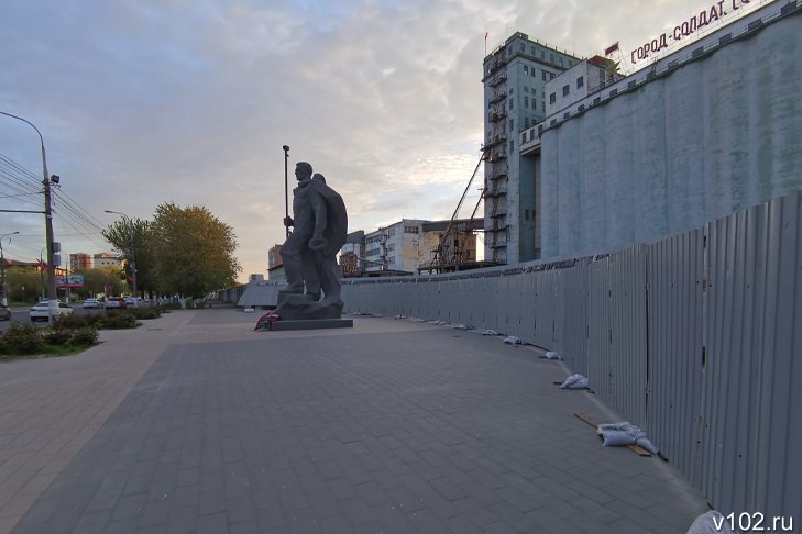 В Ворошиловском районе Волгограда вновь развернулись работы по реставрации памятника морякам-североморцам у Волгоградского элеватора. Как сообщает ИА «Высота 102», в начале мая, в преддверии 80-й годовщины победы в Великой Отечественной войне, объект культурного наследия оказался огорожен из-за некачественно произведённого обновления. Подробнее Ремонт памятника был осуществлен в 2022 году компанией «Реновацио». Два этапа обошлись бюджету в 6,4 млн рублей. При этом в конечном итоге работы были выполнены некачественно.