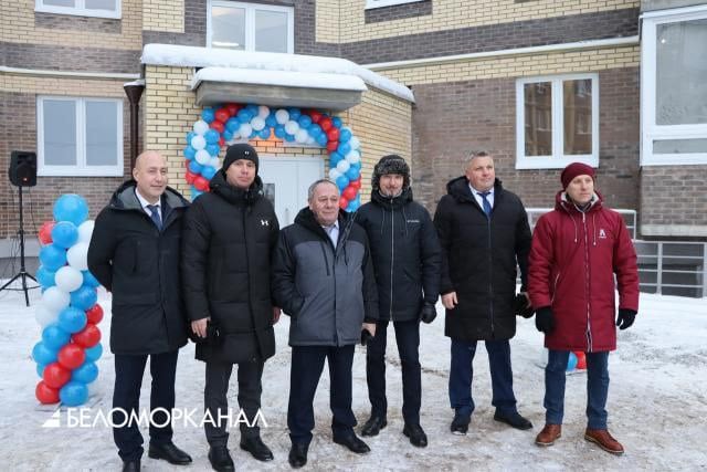 В Северодвинске Архангельской области торжественно сдан дом в ЖК «Корабел» для работников «Севмаша»  20 декабря в северодвинском квартале 167 состоялось торжественная церемония по вводу в эксплуатацию многоквартирного жилого дома для работников АО «ПО «Севмаш». Это один из четырёх домов ЖК «Корабел», построенный в рамках жилищной корпоративной программы ОСК.