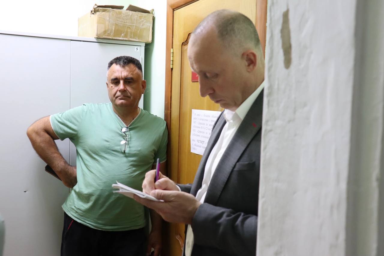 1  2  3   Дирекция по жилищным субсидиям в Курске будет работать 5 дней в неделю    Врио замгубернатора Владимир Базаров по поручению Александра Хинштейна проверил, как там организована работа, пообщался с людьми.    У 90% пришедших запрос один – увидеть своими глазами, что их учетное дело сформировано и уже находится в Дирекции на рассмотрении. Специалисты регионального минстроя приступили к разработке официальной типовой справки, где будет написано – на каком этапе находится учетное дело конкретного жителя. К следующему четвергу такие справки начнут выдавать людям.     Раньше приёмным днём был только четверг. Теперь же Дирекция будет работать с понедельника по пятницу.   — Сегодня, для ускорения работы мы увеличили количество сотрудников на местах, они уже помогают вести прием. Напомню, что консультации можно получить также в креативном кластере «Поток» и в любом МФЦ Курской области, — сказал Владимир Базаров.    Вести-Курск. Только проверенная информация       Прислать новость