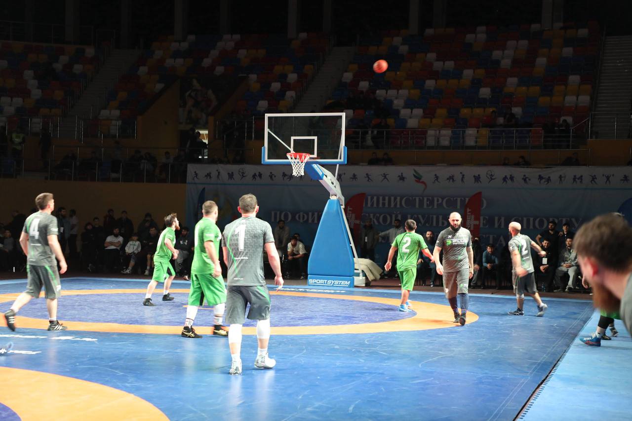 Олимпийцы и звёзды ММА разыграли Кубок Каспия в Каспийске Спортшкола имени Курамагомеда Курамагомедова стала победителем турнира по рестболу Кубок Каспия прошедшего в Каспийске во Дворце спорта имени Али Алиева В турнире выступили девять команд в составах которых были олимпийские чемпионы и звёзды ММА Финальный матч завершился победой команды из Каспийска над Искрой из Хасавюрта со счётом 6 3 В игре за третье место спортшкола единоборств имени Абдулманапа Нурмагомедова оказалась сильнее махачкалинского Динамо 6 1