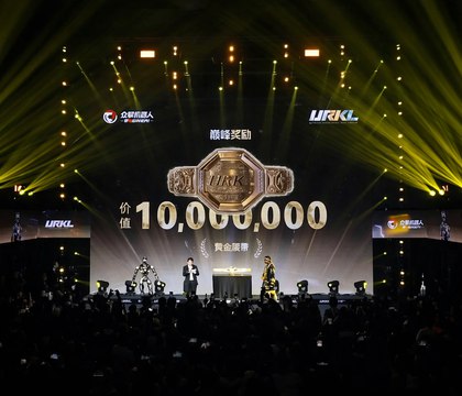 EngineAI рассказала о лиге боев гуманоидных роботов URKL с главным призом стоимостью 1 4 млн Компания EngineAI и организация Ultimate Robot Knock out Legend URKL подробно рассказали о структуре своей предстоящей лиги боев гуманоидных роботов Главным призом станет пояс из чистого золота стоимостью 10 миллионов юаней примерно 1 4 миллиона долларов США