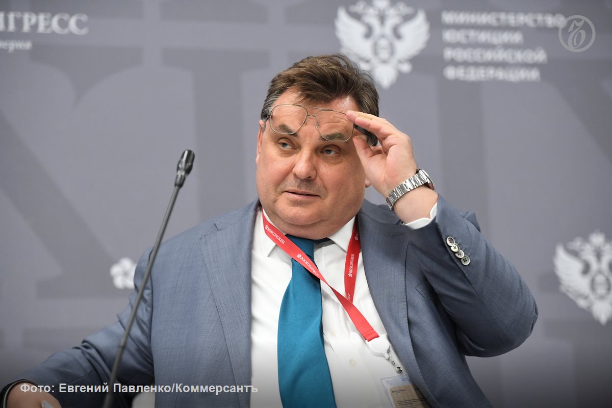 Глава Минюста Чуйченко: «Почти весь центр Петербурга назван именами террористов» На полях Петербургского международного юридического форума министр юстиции РФ Константин Чуйченко заявил, что улицы Северной столицы имеют имена «народовольцев и террористов». Однако переименовывать их не надо, добавил глава ведомства. Господин Чуйченко заявил, что почти весь центр назван именами народовольцев и террористов. По мнению министра, такая ситуация свидетельствует о стабильности, и переименовывать улицы не надо. Константин Чуйченко также заявил, что события прошлых веков нельзя приспосабливать под дух времени. При этом историю необходимо изучать без «иностранного вмешательства».