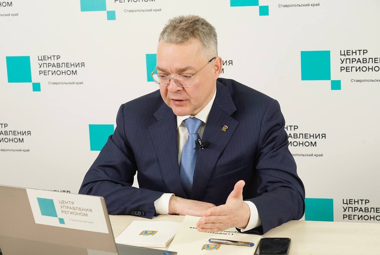 В Владимиров Новый терминал международных авиалиний в Ставрополе должен заработать в 2027 году В ходе прямой линии губернатора Владимира Владимирова жители поинтересовались сроками ввода в эксплуатацию международного терминала в аэропорту краевого центра Сейчас проводим работу по дофинансированию реконструкции терминала международных авиалиний Планируем что к апрелю 2027 года новый терминал начнет работу ответил глава края Отметим по итогам 2025 года пассажиропоток аэропорта Ставрополь превысил 500 тысяч человек