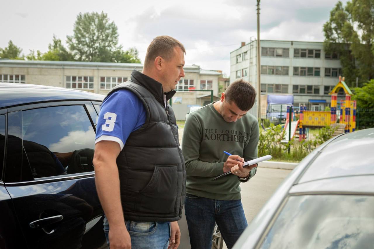 Утром над Курском сработала наша система ПВО — сбит вражеский беспилотник. В результате падения обломков на одну из улиц города незначительные повреждения получил многоквартирный дом. Пострадали три автомобиля, один из которых загорелся — пожарные расчёты возгорание ликвидировали. По предварительной информации, к счастью, обошлось без пострадавших! Сейчас на месте работают оперативные службы, по моему поручению там же находится и.о. главы города. Информация о последствиях уточняется. ХИНШТЕЙН. Подписаться.