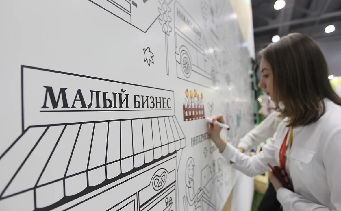 Правительство продлило льготы по страховым взносам для МСП в 2026 году Кабмин утвердил перечень видов экономической деятельности малых и средних предприятий МСП для которых сохранятся пониженные тарифы страховых взносов Список опубликован Минфином РФ В перечень вошли следующие отрасли растениеводство и животноводство рыболовство производство пищевых продуктов текстильных изделий и одежды радиоэлектроники лекарственных средств и материалов медицинского и ветеринарного назначения наука образование спорт и культура туристическая отрасль и другие направления Для МСП в этих отраслях сохраняется право на применение единого пониженного тарифа страховых взносов в размере 15 как в пределах установленной базы так и сверх нее Для МСП в сфере обрабатывающего производства пониженный тариф страховых взносов сохраняется на уровне 7 6 jkinvest news jkinvest