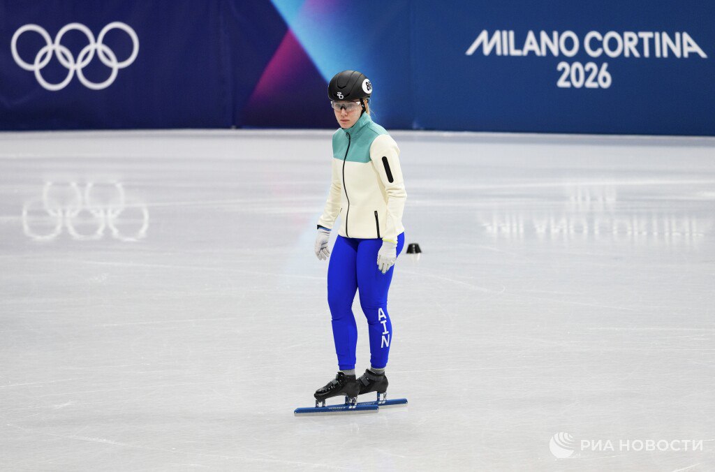 Шорт трекистка Алена Крылова упала в квалификации на 500 метровке на Олимпиаде Российская спортсменка упала перед последним кругом в своем забеге Крылова показала время 1 минута 6 997 секунды и не прошла в четвертьфинал Подписывайтесь на РИА Новости Спорт в MAX