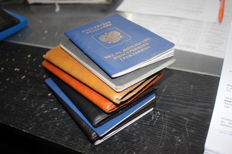 В Управлении по вопросам миграции состоялось очередное заседание комиссии по распределению квоты иностранным гражданам   В минувшую субботу в Управлении по вопросам миграции ГУ МВД России по Челябинской области состоялось заседание комиссии по распределению квоты на выдачу иностранным гражданам и лицам без гражданства разрешений на временное проживание в Российской Федерации   Из десяти заявок поданных иностранцами а также лицами без гражданства комиссией принято положительное решение в отношении одного претендента  Всего с начала года полицейскими рассмотрено 137 таких заявок анкет по результатам чего было выделено 13 квот 12 из которых остаются невостребованными В соответствии с распоряжением Правительства Российской Федерации от 14 октября 2024 г 2839 р для Челябинской области на 2025 год установлена квота в количестве 25 единиц Отметим комиссия принимает решения о выделении либо отказе в выделении квоты по результатам рассмотрения заявки анкеты иностранного гражданина или лица без гражданства с учетом правил распределения квоты установленных постановлением Правительства Российской Федерации от 29 декабря 2020 2345 Прием заявок анкет о выделении квоты на выдачу разрешения на временное проживание в России осуществляется во всех подразделениях по вопросам миграции территориальных органов МВД России Челябинской области Более подробную информацию можно получить по телефонам 8 351 733 57 57 733 57 47 733 57 37 733 57 52 733 57 51  Подписаться на Полицию Южного Урала мвд74 полиция74 челябинскаяобласть миграция УВМ