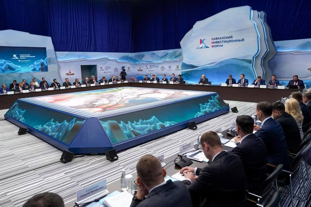 Премьер-министр РФ провёл заседание Правительственной комиссии на КИФ-2025 На площадке второго Кавказского инвестиционного форума Председатель Правительства РФ Михаил Мишустин провел заседание Правительственной комиссии. Оно было посвящено вопросам социально-экономического развития СКФО. В заседании принял участие губернатор Ставрополья Владимир Владимиров. Премьер-министр РФ отметил, что макрорегион обладает очень серьёзным потенциалом. Он подчеркнул, что необходимо и дальше развивать сильные стороны Северного Кавказа. Также Михаил Мишустин поблагодарил организаторов форума за высокий уровень подготовки. «Мы активно работаем над задачами, которые ставят перед нами Президент и Правительство страны. В команде регионов Северного Кавказа решаем общие задачи и добиваемся новых результатов», – отметил губернатор Владимир Владимиров.