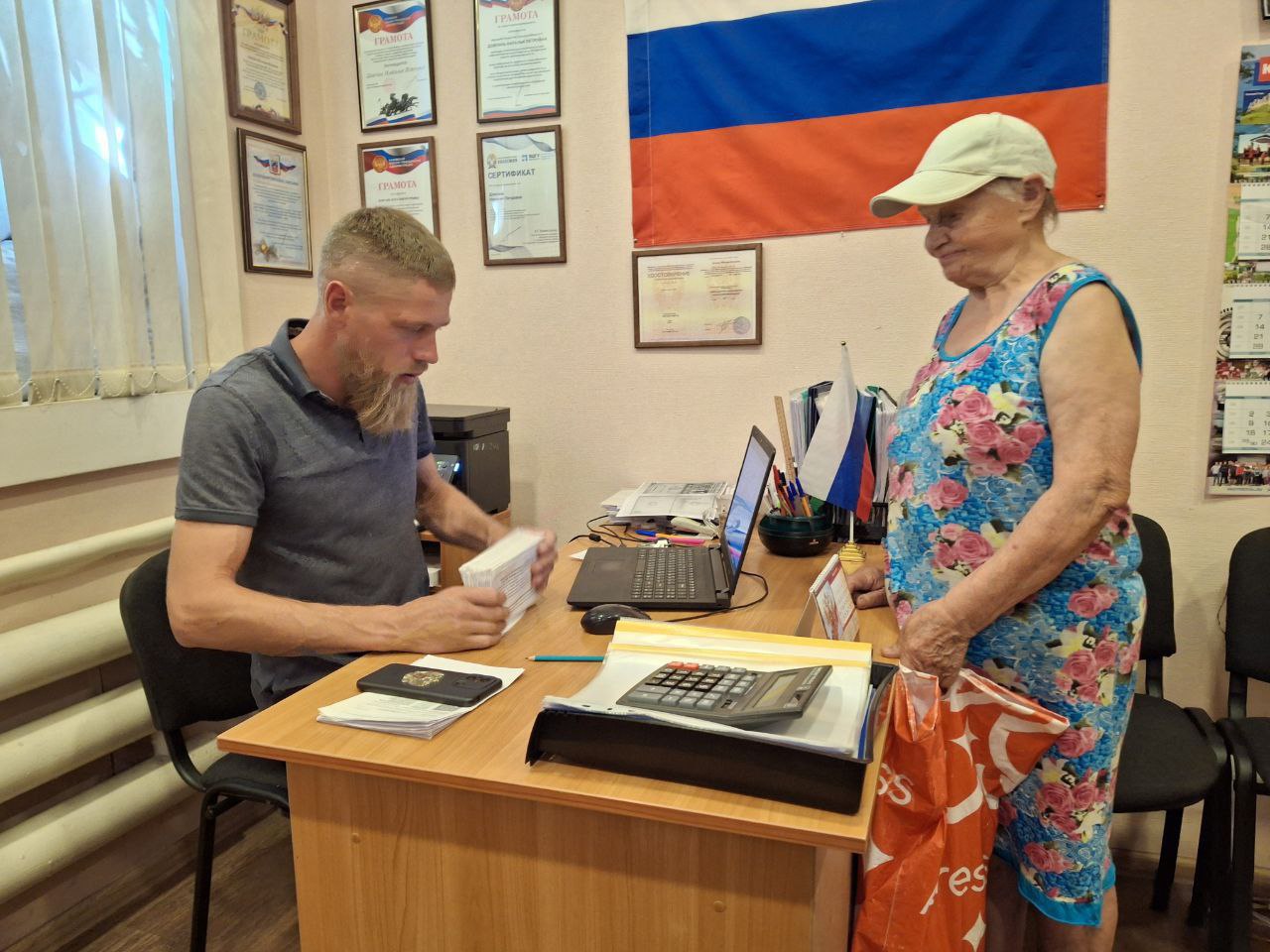 Начальник Малокаховского территориального отдела провел личный прием граждан На встрече жители обращались с вопросами об установлении вида разрешенного использования земельного участка. Также поступили запросы по вопросам ЖКХ, водоснабжения и обрыва проводов из-за обстрелов ВСУ. Люди интересовались закрытием трудовых книжек и проведением инвентаризации имущества, а также уточняли, как правильно оформлять договора на коммунальные платежи. Кроме того, как всегда, обсуждались вопросы социального фонда, задержки выплат, подачи документов и установки антенн "Русский мир". Жители также интересовались номерами телефонов различных ведомств. Некоторым требовалась помощь в распечатке ИНН, оформлении документов или записи к нотариусу. С каждым из обратившихся Роман Назаров проводил обстоятельные беседы, подробно разъясняя положения законодательства РФ и объясняя, чем местная власть может помочь в каждом конкретном случае. Сайт Администрации Каховского МО VK ОК