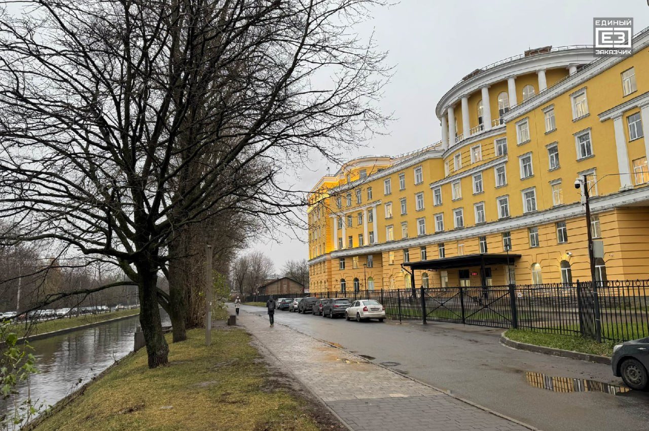 Получено разрешение на ввод в эксплуатацию нового корпуса клиники имени Р.М. Горбачевой в Санкт-Петербурге    Соответствующее разрешение выдала государственная корпорация по атомной энергии «Росатом».   «Получили разрешение на ввод в эксплуатацию здания, в котором будет расположен НИИ детской онкологии, гематологии и трансплантологии им. P.M. Горбачевой в Санкт-Петербурге. Здание высотой порядка 30 метров имеет сложную конфигурацию, в нем семь этажей, включая один подземный. Благодаря строительству нового здания в клинике имени Р.М. Горбачевой вдвое увеличится число трансплантаций костного мозга и существенно повысится общая пропускная способность», — рассказал вице-премьер Марат Хуснуллин.    В новом корпусе обустроены современные помещения стационаров клинико-реабилитационного центра и клиники офтальмологии, а также отделения трансплантации костного мозга, реанимации и интенсивной терапии.  «Для удобства пациентов, врачей и учащихся новый корпус на уровне второго этажа соединен надземными переходами с двумя существовавшими ранее - лечебным и лабораторным. Также в новом здании разместится клиника офтальмологии, которая будет оказывать специализированную медицинскую и высокотехнологичную хирургическую помощь по принципу «хирургия одного дня» для взрослых пациентов», — сообщил генеральный директор ППК «Единый заказчик» Карен Оганесян.     Подробнее о строительстве нового мультифункционального медцентра, входящего в структуру Первого Санкт-Петербургского государственного медицинского университета им. акад. И.П. Павлова,  читайте на сайте Стройкомплекса России.