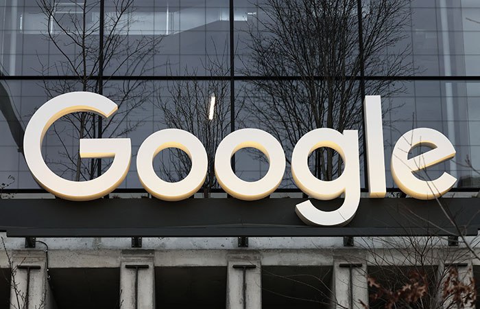 Google разработала квантовый алгоритм Quantum Echoes работающий в 13 тыс раз быстрее самого современного классического алгоритма на суперкомпьютерах говорится в ее статье в журнале Nature Новый алгоритм работает на собственном процессоре Google и представляет собой шаг в направлении практического использования квантовых вычислений Пока они используются в основном в исследовательских целях В будущем Quantum Echoes сможет помочь в измерении структуры молекул что может облегчить разработку лекарственных препаратов и новых типов материалов приводит Reuters слова менеджеров Google Компания также рассчитывает что новый алгоритм поможет создавать наборы данных для бионаук и других областей где нет качественных корпусов данных для обучения ИИ моделей Фото Michael M Santiago Getty Images interfaxonline