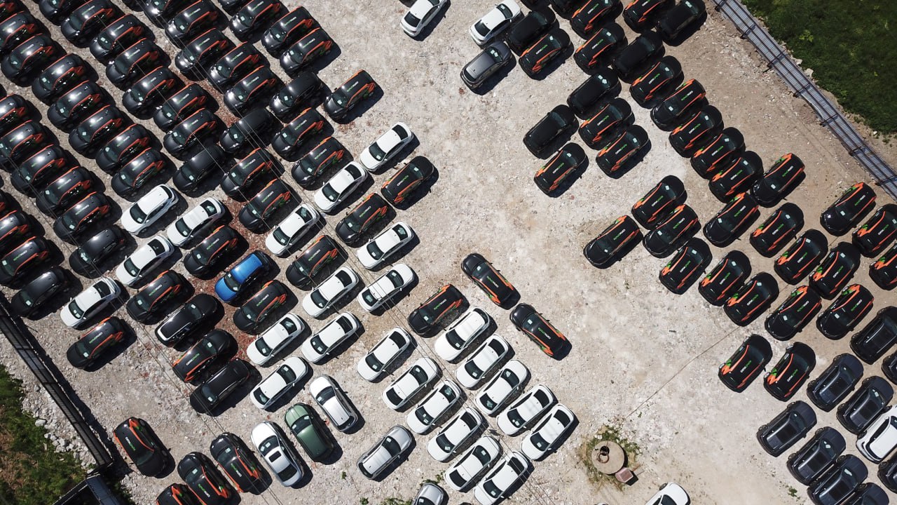 Продажи новых  до трех лет  легковых и легких коммерческих автомобилей  LCV  в России в июне 2025 года упали в годовом выражении на 27,5%, до 96,744 тыс. штук, подсчитали в Минпромторге на основе данных о регистрациях ЭПТС от АО "Паспорт промышленный консалтинг"  совместное предприятие "Автостата" и оператора ЭПТС .  В частности, легковых автомобилей в РФ за прошлый месяц было продано 89,599 тыс. шт.  -27% г/г и -1% м/м , LCV - 7,145 тыс. шт.  -32% г/г и -7% м/м .  Продажи грузовиков в июне составили 3,556 тыс. шт.  -66% г/г и +3% м/м , автобусов - 663 шт.  -58% и -6% соответственно .  Фото: Evgenii Bugubaev/Anadolu Agency via Getty Images