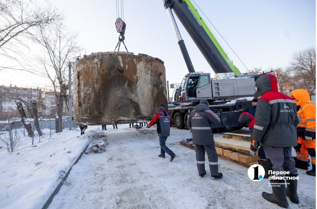 Подготовка к стройке метротрама в Челябинске не прекращалась даже в январские праздники После торжественного пуска первой проходки в конце декабря в город подвезли ещё два комплекса для тоннелей Кадры с активной деятельностью на стройплощадке немедленно утекают в интернет Происходящее там настраивает на рабочий лад Все технические моменты складываются в общую картину крупного инфраструктурного проекта Кстати доставили 100 тонн оборудования в сжатые сроки и в сложных погодных условиях наши знатные снегопады и метели этому не помешали