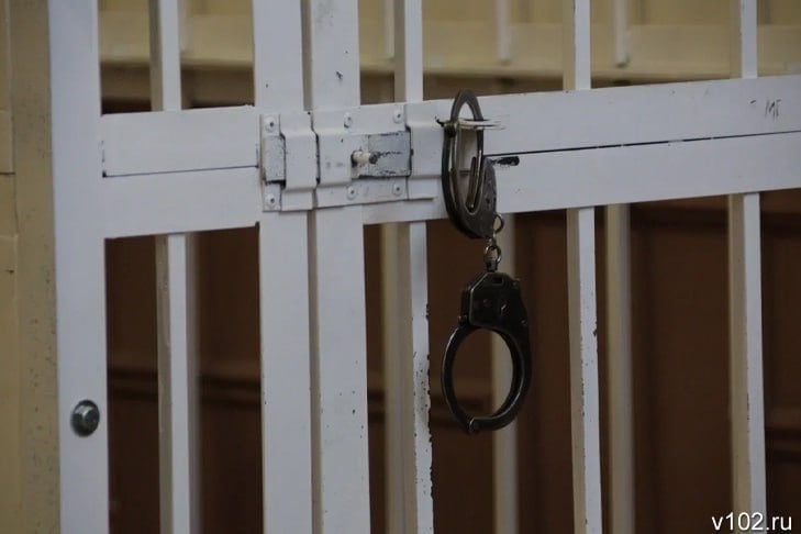 В Городищенском районе Волгоградской области следователи завершили расследование уголовного дела о подлоге и превышении должностных полномочий. Как сообщает ИА «Высота 102», в 2025 году местная жительница, воспользовавшись должностью судебного пристава, помогла знакомому снять арест с автомобиля и денежных средств. - В феврале и марте 2025 года фигурантка, используя служебный компьютер и учетную запись другого сотрудника, незаконно зарегистрировала передачу нужных ей исполнительных производств себе на исполнение. Это дало ей возможность в дальнейшем самостоятельно принимать юридически значимые решения по этим делам, - рассказали журналистам в пресс-службе СУ СК России по Волгоградской области. Подробнее