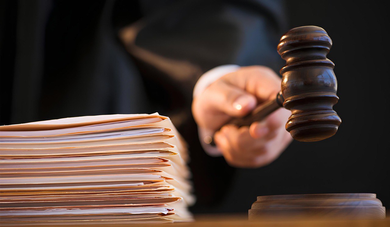 Угодливая чиновница в Карачаево-Черкесии предстанет перед судом Адыге-Хабльский районный суд начинает рассматривать уголовное дело о служебном подлоге, по которому проходит Фатима Агова, следует из картотеки и сообщения пресс-службы судов республики. По версии следствия, 29 сентября 2023 замглавы сельского поселения, «желая утвердить свой авторитет среди населения, угодить своей знакомой», пошла на должностное преступление. Чиновница изготовила проект выписки из похозяйственной книги, где говорилось, что её приятельница владеет участком в ауле Апсуа, хотя на самом деле земля принадлежала муниципалитета. После этого Агова удостоверила документ подписью главы администрации сельского поселения, поставила печать и отдала бумагу знакомой. Потом по этой выписке участок был незаконно приватизирован. Ущерб государству оценили в 513,2 тысячи рублей. «ВКонтакте» и в «Одноклассниках», чтобы быть в курсе самых интересных новостей Кавказа. -канал АиФ-Северный Кавказ