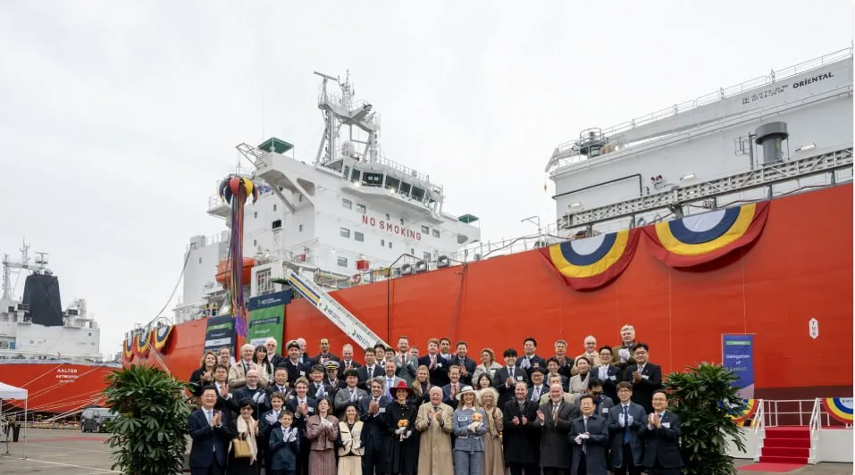 Судоходство нашло замену мазуту Пахнет аммиаком HD Hyundai Heavy Industries показала судно которое компания называет первым в мире кораблём на аммиачном топливе 9 апреля прошла официальная церемония его именования При сжигании аммиака не образуется CO₂ потому что углерода в нём попросту нет Для отрасли которую регуляторы давно берут на прицел из за выбросов это принципиально новый разговор Почему именно аммиак а не водород или метанол Его уже производят в колоссальных объёмах для сельского хозяйства и глобальная цепочка поставок существует В отличие от водорода аммиак несравнимо проще хранить и перевозить что в логистике решает всё Судно сделано по двухтопливной схеме и в штатном режиме работает на аммиаке но при необходимости может переключиться на обычное топливо пока инфраструктура для нового горючего не охватила все порты мира Морской транспорт даёт около 3 мировых выбросов парниковых газов и в абсолютных объёмах это очень много Масштабный переход всё ещё упирается в доступность топлива его рыночную цену и стандарты безопасности Аммиак токсичен требования к хранению и заправке принципиально жёстче чем у обычного мазута Порты и сами суда придётся перестраивать Но первое рабочее судно уже существует Дальше проверка реальным рынком SciTechQuantumAI