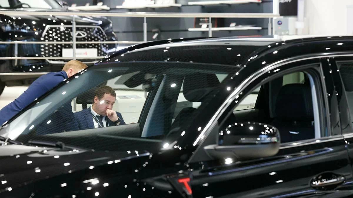 Продажи автомобилей с пробегом в I полугодии в Петербурге сократились на 7%  В январе-июне 2025 г. в Петербурге было продано 82 799 автомобилей с пробегом. Это на 7% меньше, чем за аналогичный период 2024 г., пишет в своем Telegram-канале эксперт автомобильного рынка Денис Гаврилов со ссылкой на данные аналитического центра «Автомаркетолог».    Лидером по продажам на вторичном рынке Петербурга стала Lada с 7801 проданным автомобилем за полгода. По сравнению с I полугодием 2024 г. это на 8% меньше.    В первой пятерке лидеров по продажам также – Kia, Volkswagen, BMW и Hyundai. Продажи подержанных автомобилей этих брендов также сократились.   : Максим Стулов / Ведомости    Подпишитесь на «Ведомости Северо-Запад»