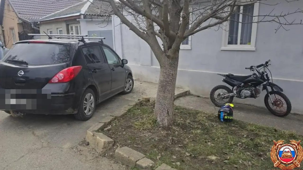 В Ставрополе 17 летний гонщик на питбайке врезался в стену и машину Подросток с травмами госпитализирован Полиция выясняет обстоятельства аварии В Ставропол подросток на питбайке Regul Moto Seven не справился с управлением на улице Голенева Сначала он врезался в стену а после в припаркованный автомобиль Ниссан В результате аварии 17 летний местный житель который мчался на питбайке по городу получил травмы Его доставили в больницу для оказания медицинской помощи По факту происшествия проводится проверка сообщили в УГИБДД по Ставропольскому краю