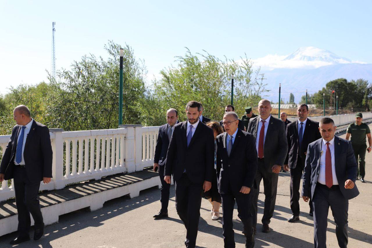 Сердар Кылыч прибыл в Армению Об этом сообщает пресс секретарь МИД Армении Ани Бадалян Спецпредставитель по нормализации отношений с Турцией Рубен Рубинян встретил спецпредставителя Турции по нормализации отношений Сердара Кылыча на контрольно пропускном пункте Маргара на армяно турецкой границе Подпишись на Без Тормозов Подпишись также на Х Прислать новость