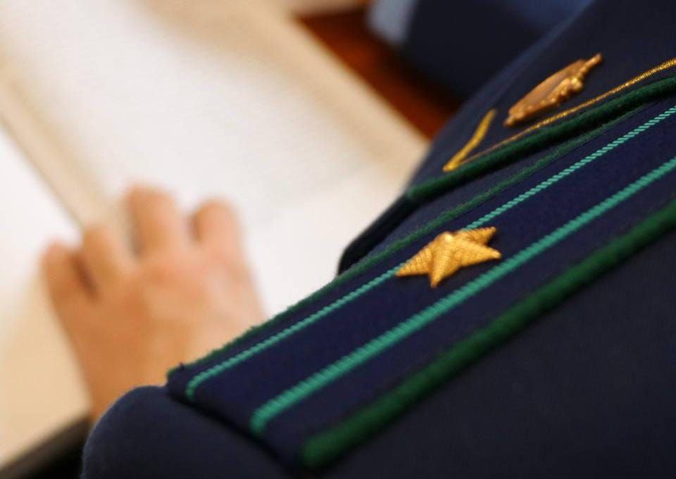 По требованию прокуратуры Скадовского района увеличен размер пенсионных выплат местной жительницы  Прокуратурой Скадовского района Херсонской области проведена проверка по обращению местной жительницы о нарушении её социальных прав Установлено что при определении продолжительности страхового стажа заявительницы Отделением Фонда пенсионного и социального страхования Российской Федерации по Херсонской области необоснованно не включен период работы продолжительностью 15 лет в связи с неподтверждением факта принадлежности трудовой книжки  В целях защиты пенсионных прав женщины прокуратурой в суд направлено исковое заявление об установлении юридического факта принадлежности трудовой книжки и возложении на уполномоченный орган обязанности повторно рассмотреть заявление о назначении пенсии которое рассмотрено и удовлетворено После вмешательства надзорного ведомства права пенсионерки восстановлены размер ежемесячной выплаты увеличен а также произведен перерасчет и начислена недоплата на сумму более 240 тыс рублей Прокуратура Херсонской области