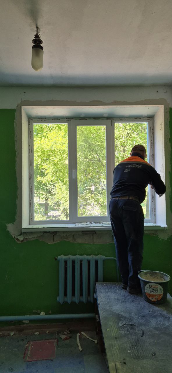 В зале акробатики спортшколы Токмака завершается обустройство откосов дверных и оконных блоков О завершении очередного этапа ремонта первому зампреду Правительства, руководителю пензенской делегации Виктору Кувайцеву доложили специалисты аварийной бригады региона-шефа. В совещании на объекте также принял участие глава Токмакского МО Александр Калмыков. Всего в здании заменено 13 окон общей площадью более 150 квадратных метров. Шесть из них - нестандартного большого формата, и при их монтаже использовалось специальное снаряжение . Также пензенцы заменили двери во внутренние помещения и входную группу, сделали новое крыльцо. "Важно соблюдать установленный график, чтобы как можно скорее открыть зал акробатики для посещения. Токмачане нуждаются в комфортных условиях для занятий спортом", - отметил Виктор Кувайцев. Напомним, ремонт спортучреждения ведётся по поручению Губернатора Пензенской области Олега Мельниченко. Новый Мелитополь подпишись