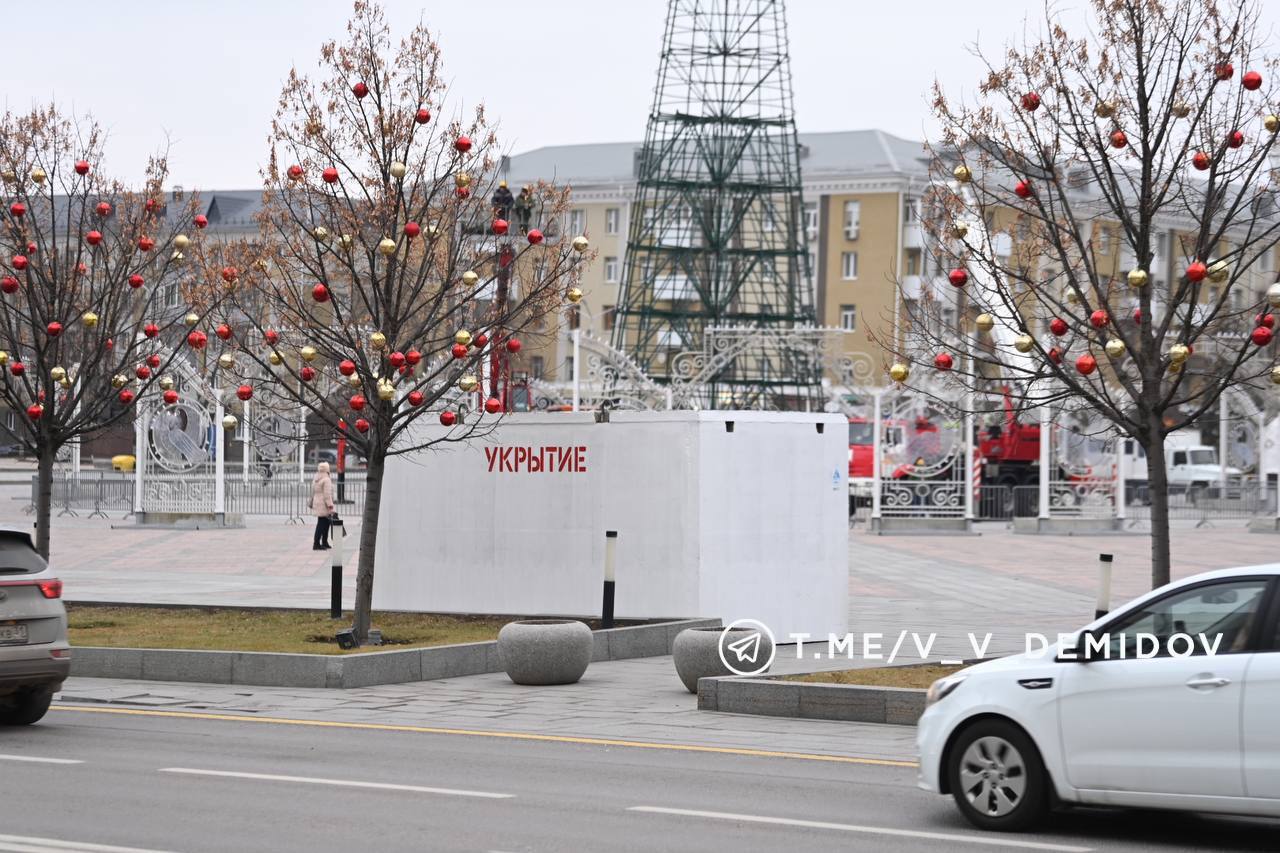 В общественных местах Белгорода появились новые укрытия.   На данный момент уже установлено шесть таких модулей. Два из них находятся на Соборной площади, где в общей сложности их уже четыре.  Три модуля появились в парке имени В. И. Ленина, расположившись недалеко от центрального входа и рядом с кинотеатром «Октябрь». В парке уже насчитывается десять защитных сооружений.  Еще одно укрытие установлено на набережной «Берега» в районе спортивного кластера. Теперь в этой локации насчитывается пять модулей, сообщает мэр города.   В ближайшее время планируется монтаж еще одного укрытия у Есенинского катка.