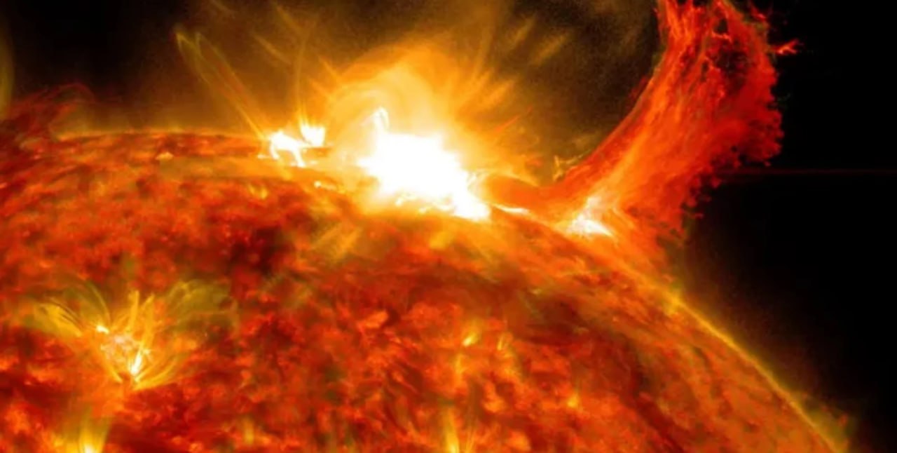 Астрономы раскрыли почти 100 летнюю тайну Солнца звезда нагревается сильнее чем должна Ученые обнаружили неуловимые магнитные волны в атмосфере Солнца которые могут объяснить почему корона Солнца намного горячее чем поверхность нашей звезды Много десятилетий ученые пытаются понять почему внешняя атмосфера Солнца известная как корона намного горячее поверхности нашей звезды Подробнее читайте в нашей рубрике Фокус Наука