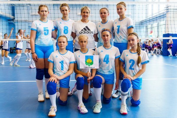 Волейболистки Коми победители турнира Золотая осень Последние две игры дались с особым трудом Тогда у нас соперниками были команды из Владикавказа и с Санкт Петербурга Но тем не менее наши девушки смогли показать себя и выиграли две встречи со счетом 3 2 И я считаю что это для нас отличный результат поделилась тренер команды Татьяна Круцкевич   komiinform ru news 285834