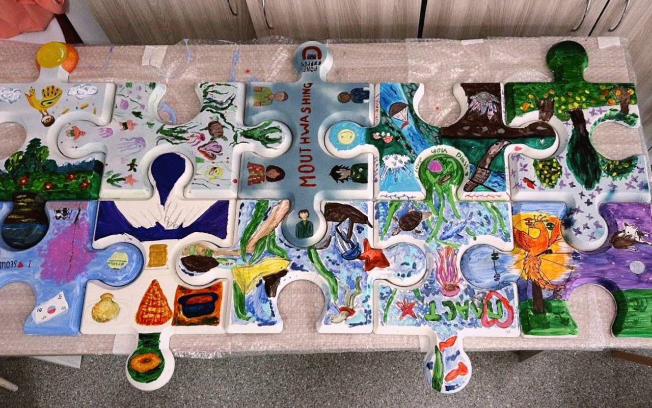 Областной граффити фестиваль Наш Mural в Пласте В рамках Областного граффити фестиваля Наш Mural стартовала арт резиденция под руководством молодой художницы современного жанра Сони Алефиренко Кроме того в город прибыл один из лучших художников страны Сергей Иман IMAN родом из Владивостока и ныне проживающий в Москве Сергей завоевал признание благодаря своим уникальным работам в области монументальной росписью стен Его работа украсит жилой дом в городе Пласт по адресу ул Октябрьская 40  Фестиваль проводится при поддержке Губернатора Челябинской области и Министерства молодёжи региона Быть в курсе всех событий Поддержать канал Мы ВКонтакте I молодежь74