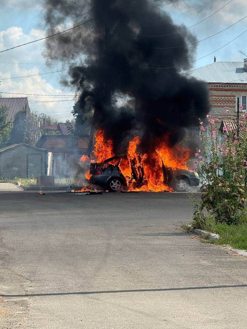 В селе Порецкое 3 августа рядом с жилым домом на улице Крупской загорелся автомобиль. Огонь удалось локализовать, другие машины не пострадали. На место происшествия прибыли пожарные. Причины возгорания устанавливаются.