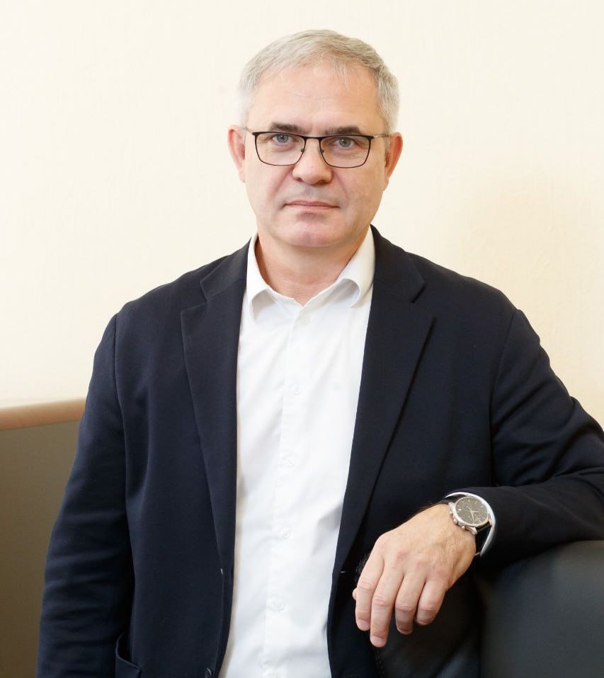 Министр сельского хозяйства Кузбасса Андрей Ариткулов покинул свой пост в связи с переходом на другое место работы сообщил он своем Telegram канале Господин Ариткулов работал в должности первого замначальника департамента сельского хозяйства и перерабатывающей промышленности области с сентября 2018 года В том же году возглавил департамент Как писал Ъ Сибирь в октябре прошлого года должности зампредседателя правительства региона по агропромышленному комплексу и министра сельского хозяйства были объединены Telegram канал Андрея Артикулова  Подписывайтесь на Ъ Сибирь