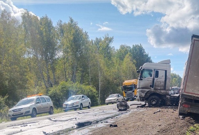5 августа в 14 часов 25 минут на территории Болотнинского района по предварительной информации водитель мужчина 2003 года рождения управляя автомобилем Toyota Land Cruiser двигался по автодороге Р 255 Сибирь и на 125 км трассы совершил столкновение со встречным грузовым автомобилем КАМАЗ и со встречным грузовым автомобилем Sitrak В результате ДТП пострадали водитель и пассажиры автомобиля Toyota Land Cruiser На месте происшествия работают сотрудники Госавтоинспекции все обстоятельства произошедшего устанавливаются Госавтоинспекция Новосибирской области