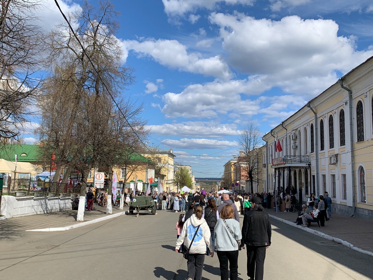 Пешеходная Спасская одержала победу во всероссийском конкурсе «Торговля России» в номинации «Лучшая ярмарка» Конкурс Минпромторга РФ объединил 13 номинаций, включая «Лучшую торговую улицу» победитель — Кузнецкий мост в Москве и «Лучший розничный рынок» Центральный рынок Томска . Проект Пешеходной Спасской развивается уже третий год. Улица становится местом притяжения для жителей и гостей города с мая по октябрь каждые выходные. — Очень приятно, что ярмарочные гуляния на Спасской отмечены на таком высоком уровне. Мы и дальше будем развивать это пространство и расширять количество мероприятий, концертов, выступлений, проводимых на этой красивой лице, одной из самых старинных в областном центре, — говорит Алексей Чепцов, руководитель Центра развития туризма Кировской области.