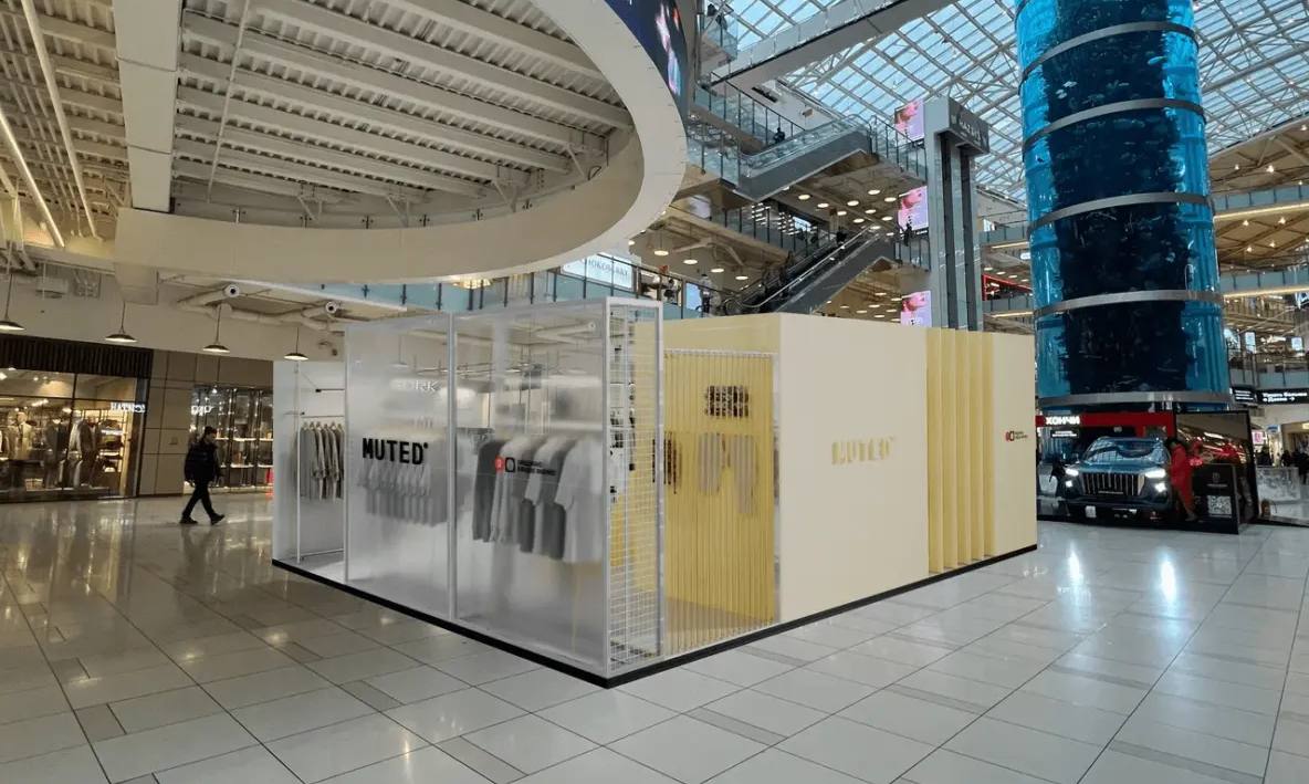 Яндекс Фабрика открыла первый офлайн магазин под собственным брендом Производственное подразделение Яндекса открыло первый временный магазин бренда одежды Muted Он расположился в ТРЦ Авиапарк До этого его товары продавались только онлайн на Яндекс Маркете Ozon Wildberries и Lamoda Продажи собственных брендов Яндекс фабрики с начала года выросли более чем в четыре раза В числе самых быстрорастущих направлений одежда и обувь Если формат окажется успешным в 2026 году могут появиться новые магазины Яндекс Фабрики в том числе и постоянные settersmedia news