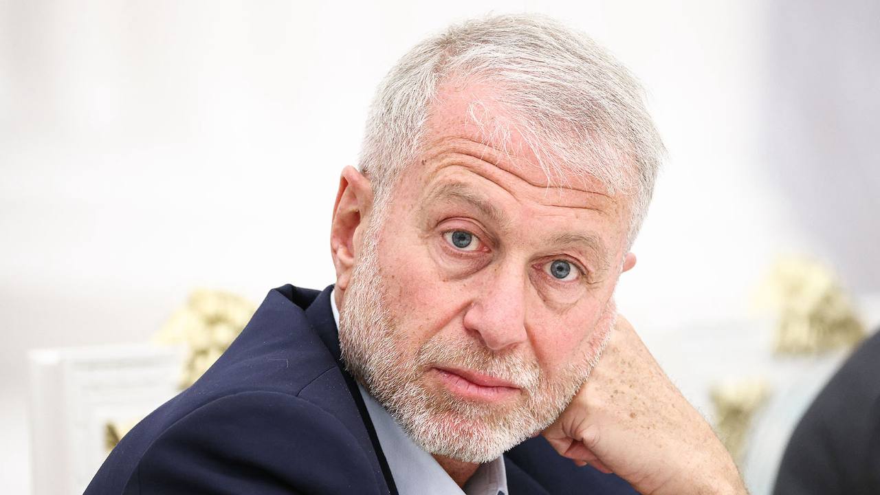 Российский бизнесмен Роман Абрамович заявил, что больше не планирует владеть никаким футбольным клубом, сообщила газета The Daily Mail. "Меня не интересует никакой пост в футбольном клубе, а тем более профессиональный. <...> Что касается владения или профессиональной роли в клубе, то в этой жизни с меня этого хватит", - заявил Абрамович в интервью Нику Пуревалу, автору книги "Под санкциями: внутренняя история продажи ФК Челси , отрывок из которой приводит газета. При этом Абрамович подчеркнул, что он мог бы помочь людям из неблагополучных семей, если бы существовала подобная инициатива.