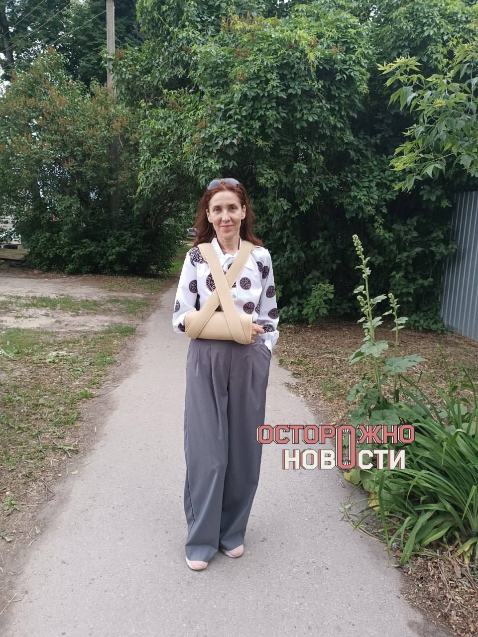 В Рязани полицейские сломали руку 55-летней бывшей учительнице, приняв ее за закладчицу: силовикам не понравилось, что женщина фотографирует цветы  По словам Валентины Волковой, к ней подошел мужчина в штатском и, не представившись, потребовал показать телефон. После ее отказа он заломил ей руки, уложил на землю и надел наручники.  Женщина получила перелом плеча, разрыв сухожилия и гематомы. В отношении полицейских сейчас проводится проверка.