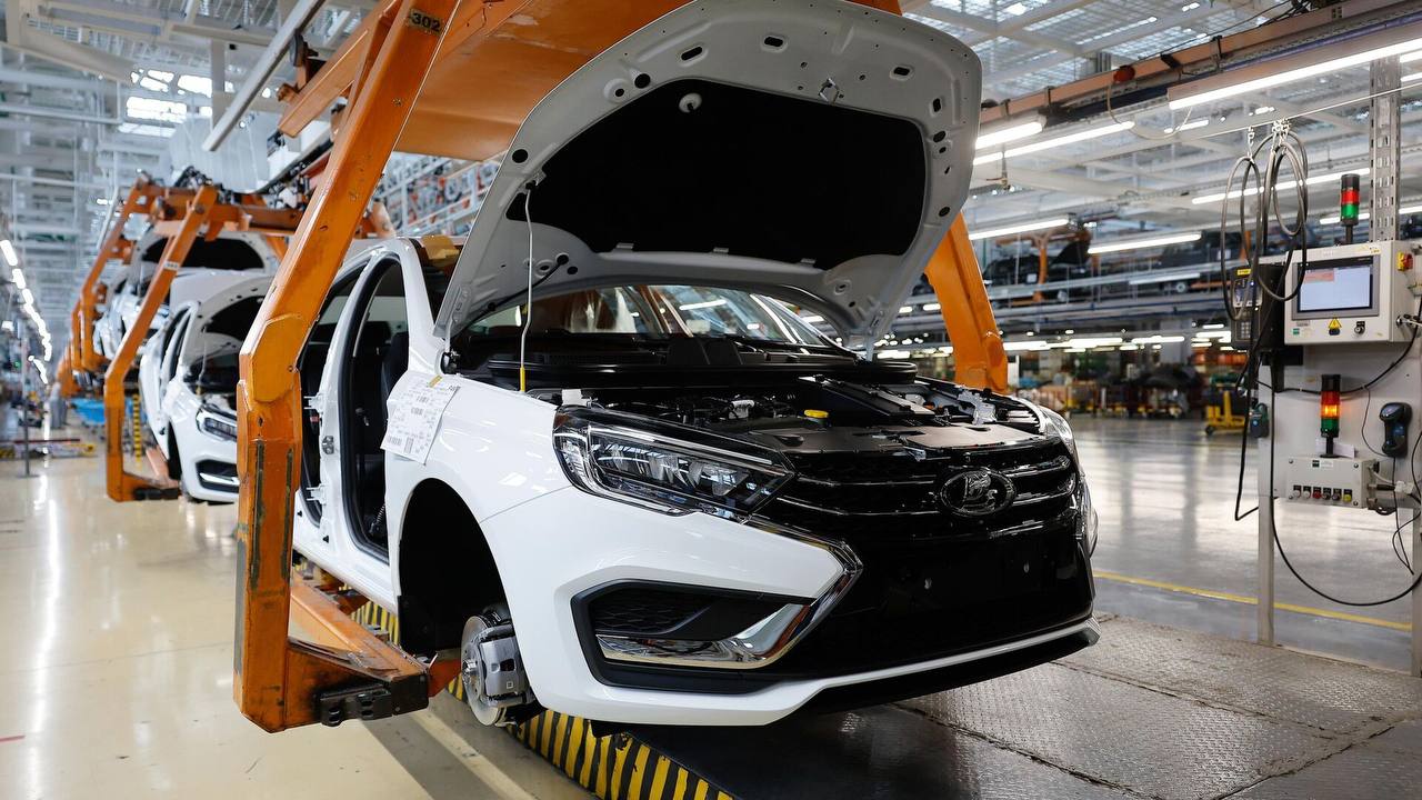 АвтоВАЗ отзывает 14 тыс автомобилей Lada в России для установки блока управления системой вызова экстренных служб Также компания отзывает 8 9 тыс автомобилей Niva Legend для установки блоков управления системой подушек безопасности и ЭРА ГЛОНАСС По данным Росстандарта отзыву подлежат машины реализованные с 31 октября 2021 года по 2 мая 2024 года Подписывайся на Москвач