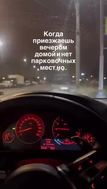 Петербуржец привлекает внимание, паркуя машину на эвакуаторе