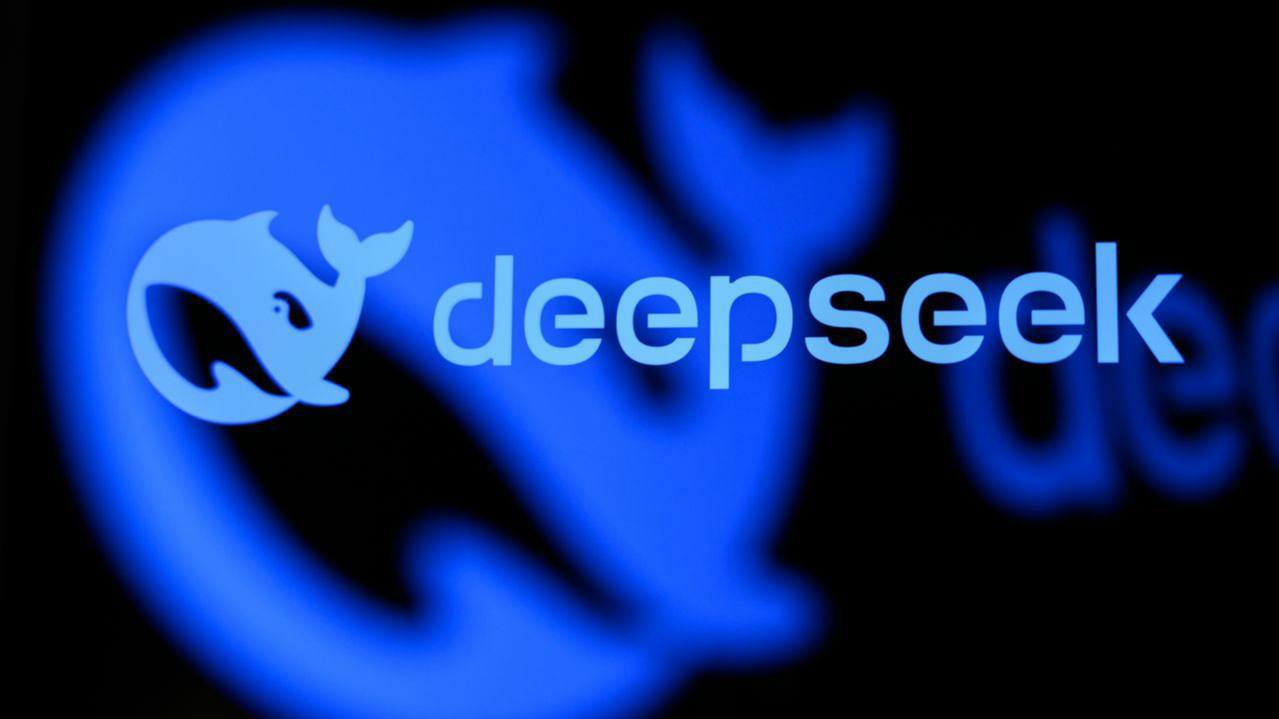 Microsoft запрещает сотрудникам использовать DeepSeek! Microsoft официально запретила своим сотрудникам использовать китайское приложение DeepSeek! Это решение было озвучено президентом компании Брэдом Смитом во время слушаний в Сенате США Про причины запрета: DeepSeek сохраняет пользовательские данные на серверах в КНР — а это риск передачи информации государственным органам ответы DeepSeek могут быть подвержены цензуре и отражать официальную позицию китайских властей Интересно, что несмотря на запрет, Microsoft предлагает модифицированную версию модели DeepSeek R1 через свой облачный сервис Azure… — всё о самых интересных и не очень инновациях в области ИИ!