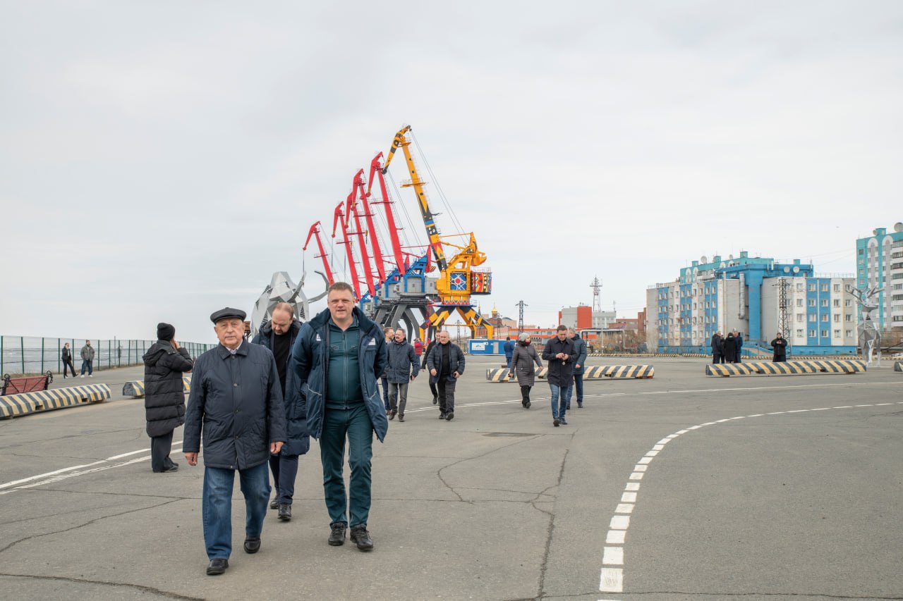 Депутаты Госдумы посетили столицу Таймыра  Столичные парламентарии обсудили с местными властями вопросы по мастер–плану агломерации Норильск — Дудинка. Председатель Комитета Госдумы по развитию Дальнего Востока и Арктики Николай Харитонов отметил: «Всё, что наработали в ходе четырёхдневного визита в Норильск и Дудинку, постараемся реализовать. Главная задача сейчас — ускорить развитие северных территорий, чтобы люди ехали жить сюда, а не отсюда».  Относительно ремонта дороги Норильск — Дудинка, зампредседателя краевого Заксобрания Дмитрий Свиридов заявил: «Депутаты будут добиваться того, чтобы значительная часть расходов легла на федеральные средства».  Подробности читайте на нашем сайте.  #зпнорильск #заполярнаяправда #газетанорильск #норильск #талнах #кайеркан #оганер #новостинорильска   ВКонтакте     Telegram