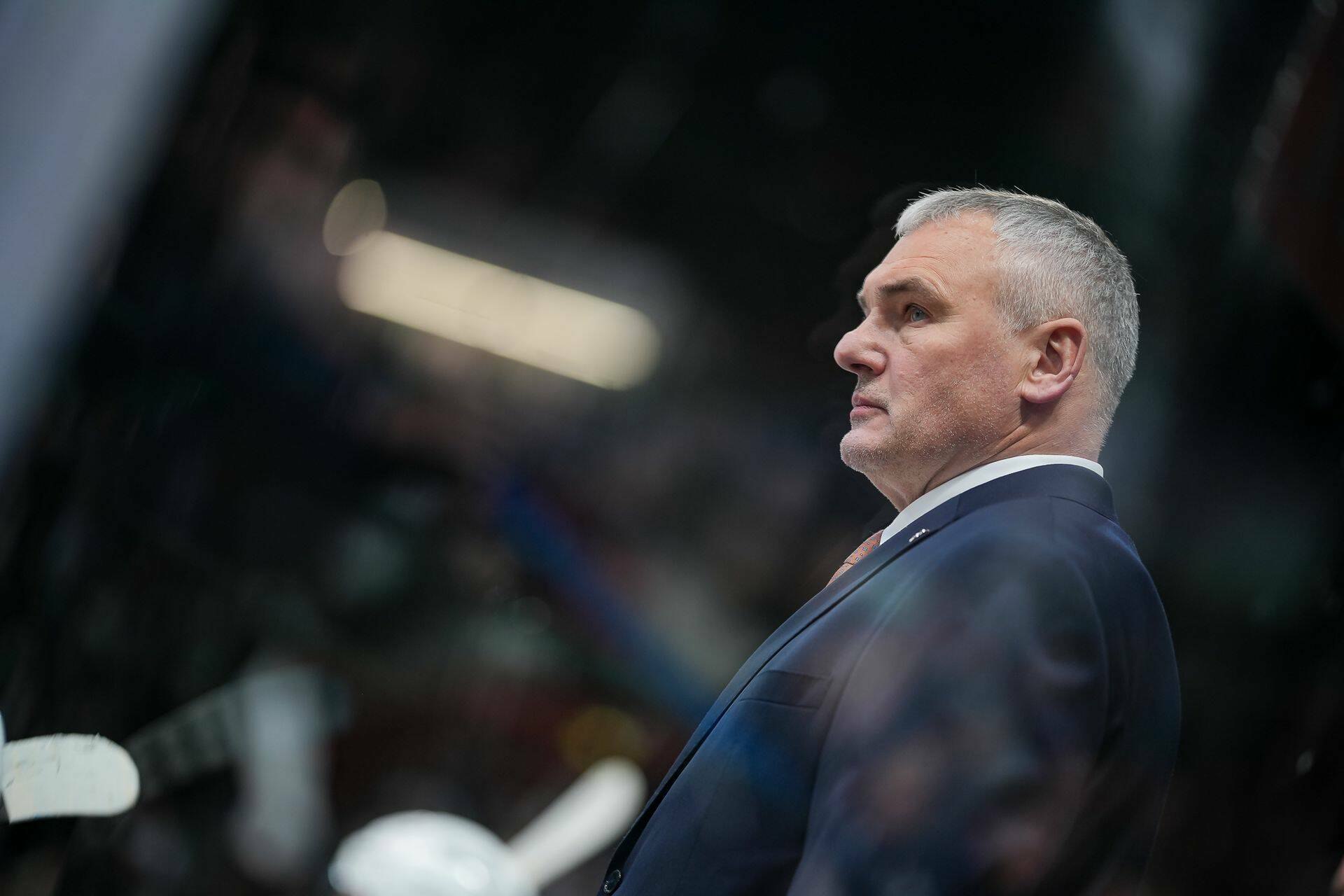 Александр Гальченюк покинул пост главного тренера в Амуре Александр Гальченюк отправлен в отставку с поста главного тренера хабаровского Амура Об этом сообщила пресс служба клуба 58 летний специалист возглавил дальневосточный клуб летом 2025 года 1 ноября в Амуре сообщили что Александр Гальченюк временно не сможет возглавлять хабаровскую команду по причине здоровья связанного с острой короновирусной инфекцией Исполняющим обязанности главного тренера был назначен Александр Андриевский Читать полностью