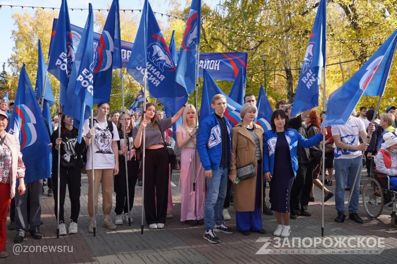 Единая Россия: 130 тысяч тонн помощи и 190 тысяч членов в новых регионах  «За два года ряды „Единой России“ пополнили 190 тысяч жителей новых регионов. Созданы 78 местных отделений „Единой России“ и почти две тысячи первичек. Открыты 67 общественных приемных председателя партии. За два года они отработали 400 тысяч обращений. Это говорит о том, что люди доверяют партии»,  — отметил врио секретаря Генсовета Владимир Якушев.    Партия активно работает не только в политическом, но и в социальном направлении. Он отметил, что действуют пункты выдачи гуманитарной помощи, волонтеры выполняют адресные заявки, помогают больницам, организуют выездные медосмотры в отдаленных районах.  «С начала СВО мы доставили более 130 тысяч тонн гуманитарной помощи, охватив поддержкой всех, кто в ней нуждался. Более 500 миллионов рублей собрали для помощи беженцам из новых регионов»,  — уточнил Якушев.     , VK и ОК