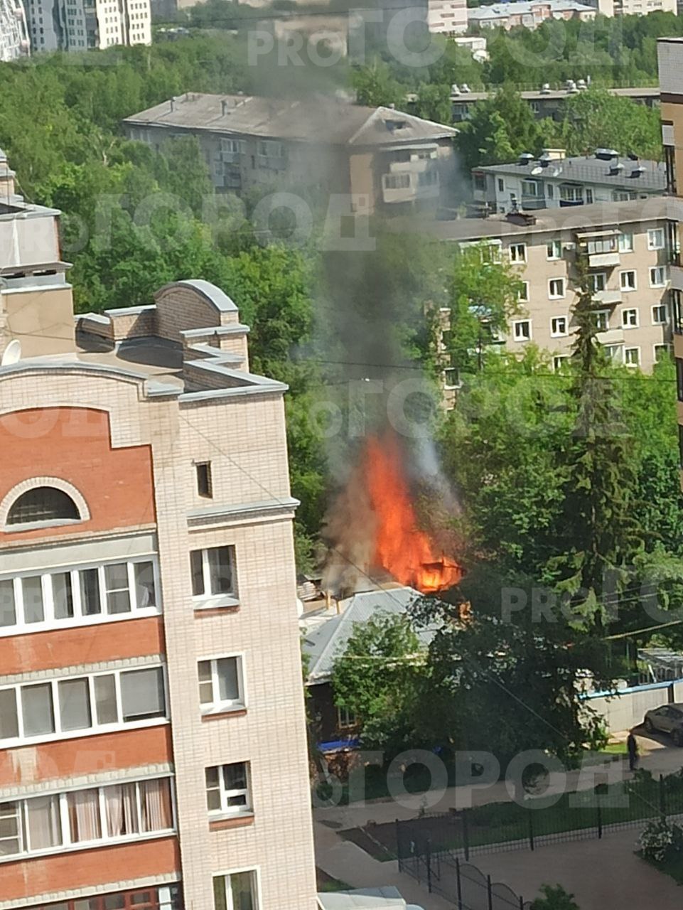 Очередной пожар в городе Очевидцы сообщают о пожаре на пересечении Красноармейской улицы и Газетного переулка.