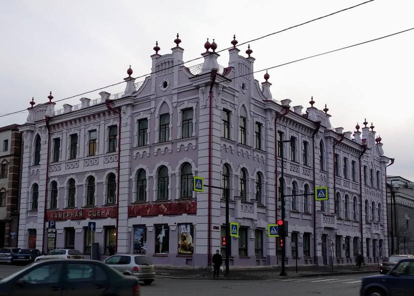 Театр кукол переедет в соседнее здание к театру Пушкина.   Новый адрес у ТК теперь такой — Мира, 71. Но на этом изменения не закончатся, потому что помещение полностью отремонтируют.   Внутри разместят зрительный и малый залы, буфет, гримерки и кукольные мастерские. Переехать Театр кукол должен к 400-летию Красноярска в 2028 году.     Подписаться   Прислать новость